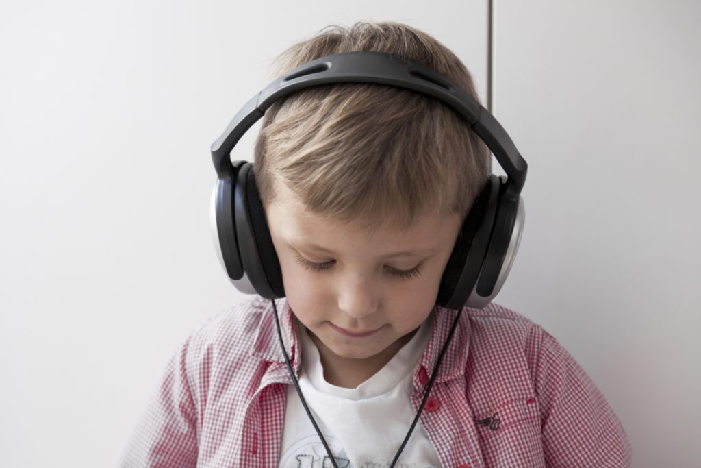 تاثیر قصه صوتی کودکان بر افزایش قدرت شنیداری کودک