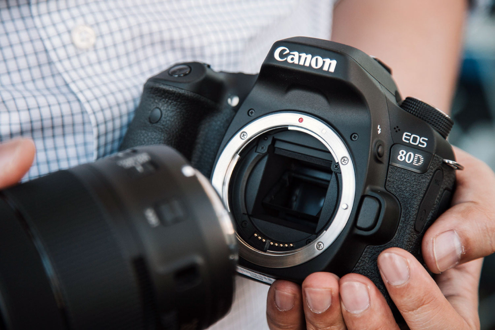 بررسی دوربین حرفه ای Canon EOS 80D قیمت دوربین کانن ۸۰d با لنز ۱۸-۱۳۵